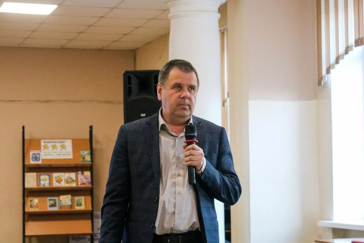 Встретился с учениками старших классов школы №10 и их родителями Встретился с учениками старших классов школы №10 и их родителями