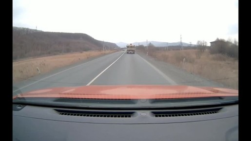 Между Петровкой и Большим Камнем у Toyota Mark на ходу оторвало капот