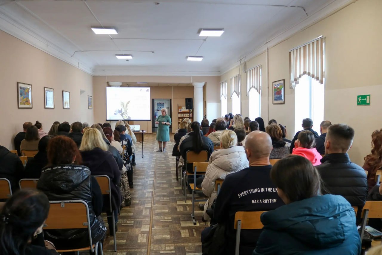 Встретился с учениками старших классов школы №10 и их родителями Встретился с учениками старших классов школы №10 и их родителями