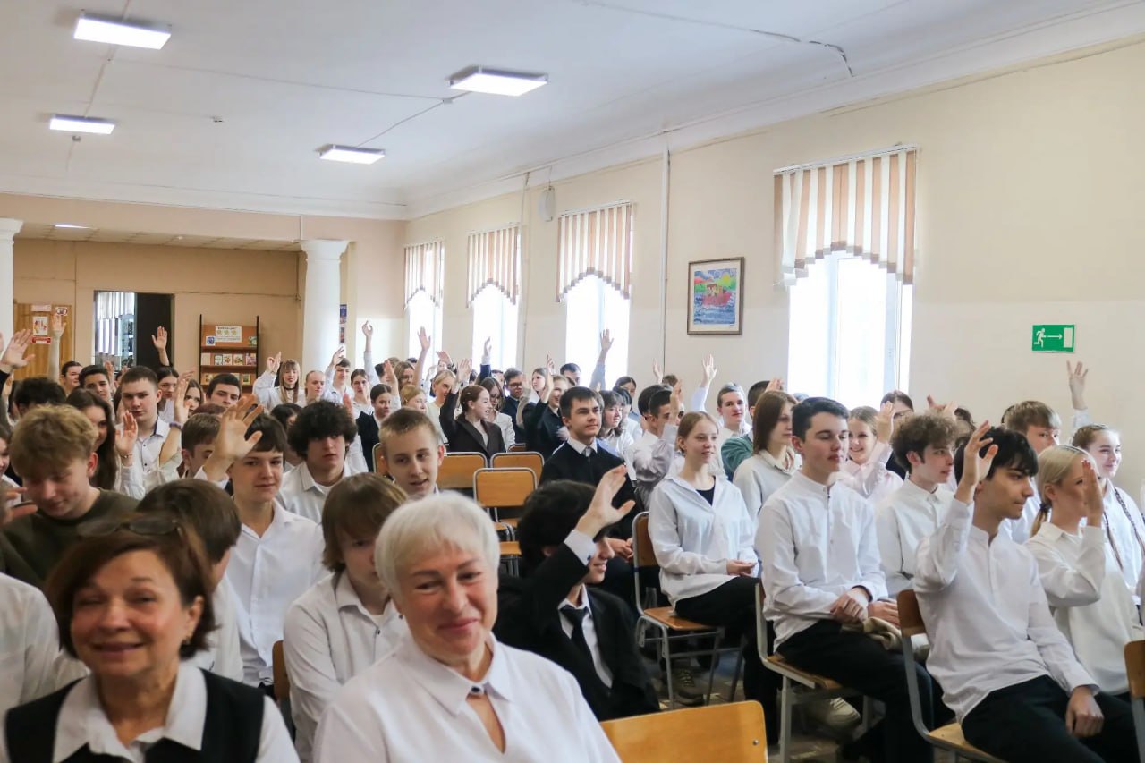 Встретился с учениками старших классов школы №10 и их родителями Встретился с учениками старших классов школы №10 и их родителями