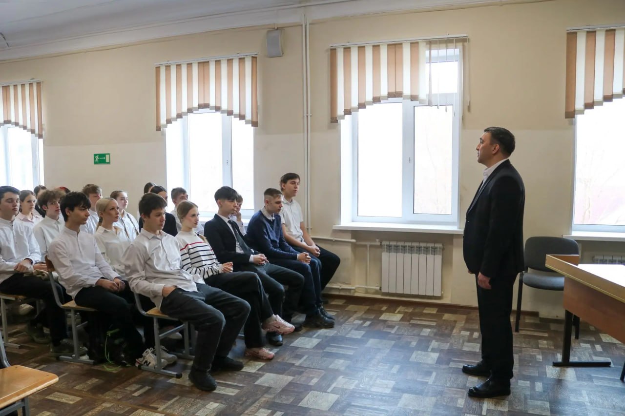 Встретился с учениками старших классов школы №10 и их родителями Встретился с учениками старших классов школы №10 и их родителями