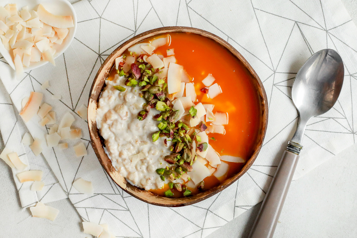 Погружение в тропический завтрак: овсянка с манго и фисташками