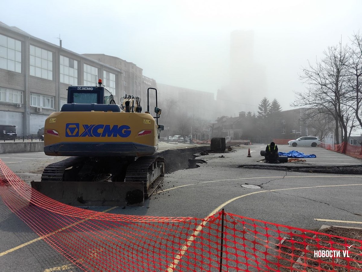 Парковку возле яхт-клуба «Семь футов» на Эгершельде перекопали до конца июля ради замены 50 м канализации