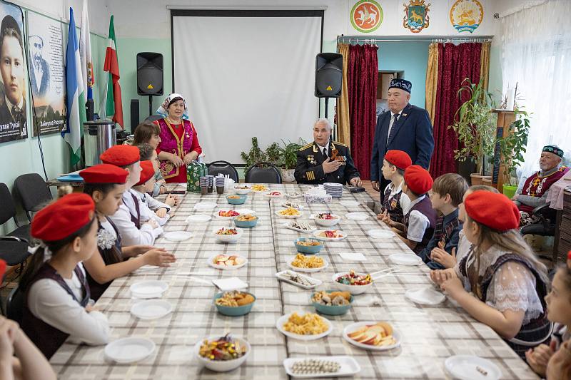 Школьникам Владивостока рассказывают о татаро-башкирской культуре Школьникам Владивостока рассказывают о татаро-башкирской культуре