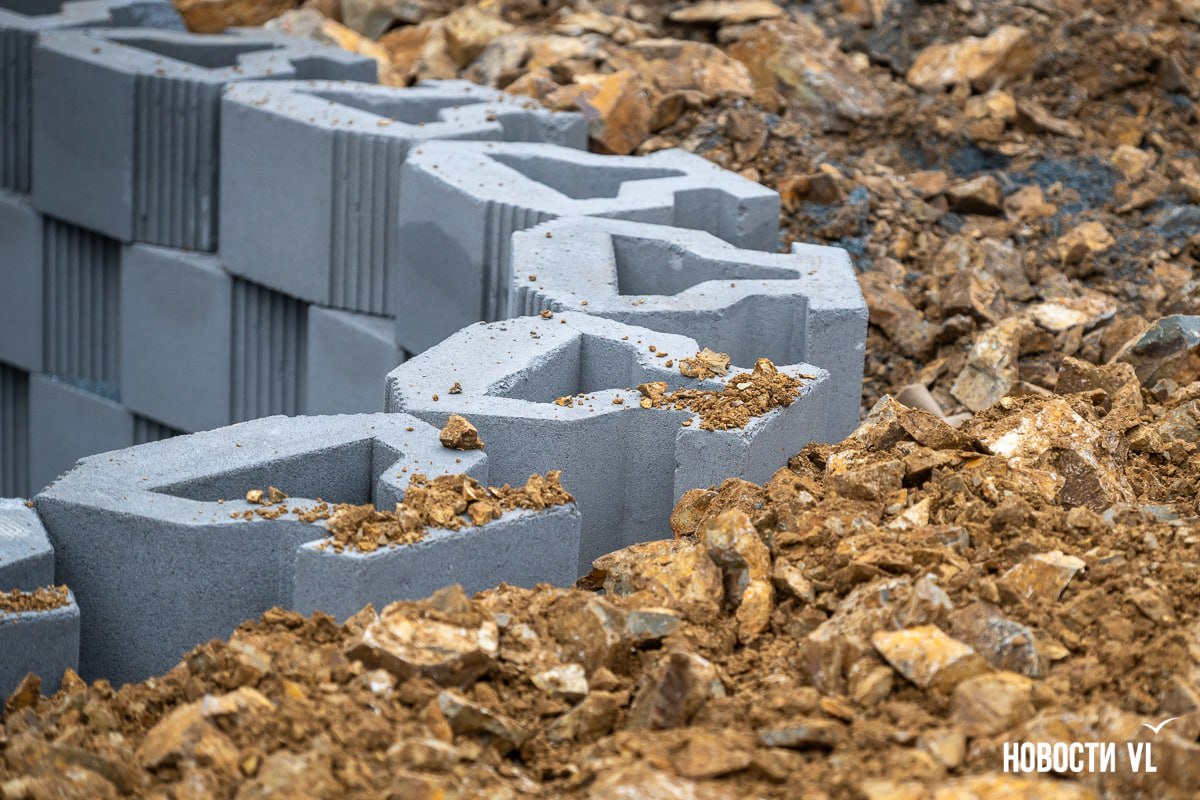 «Конкуренция заставляет шевелиться»: как во Владивостоке строят подпорные стены из гравиблоков местного производства «Конкуренция заставляет шевелиться»: как во Владивостоке строят подпорные стены из гравиблоков местного производства