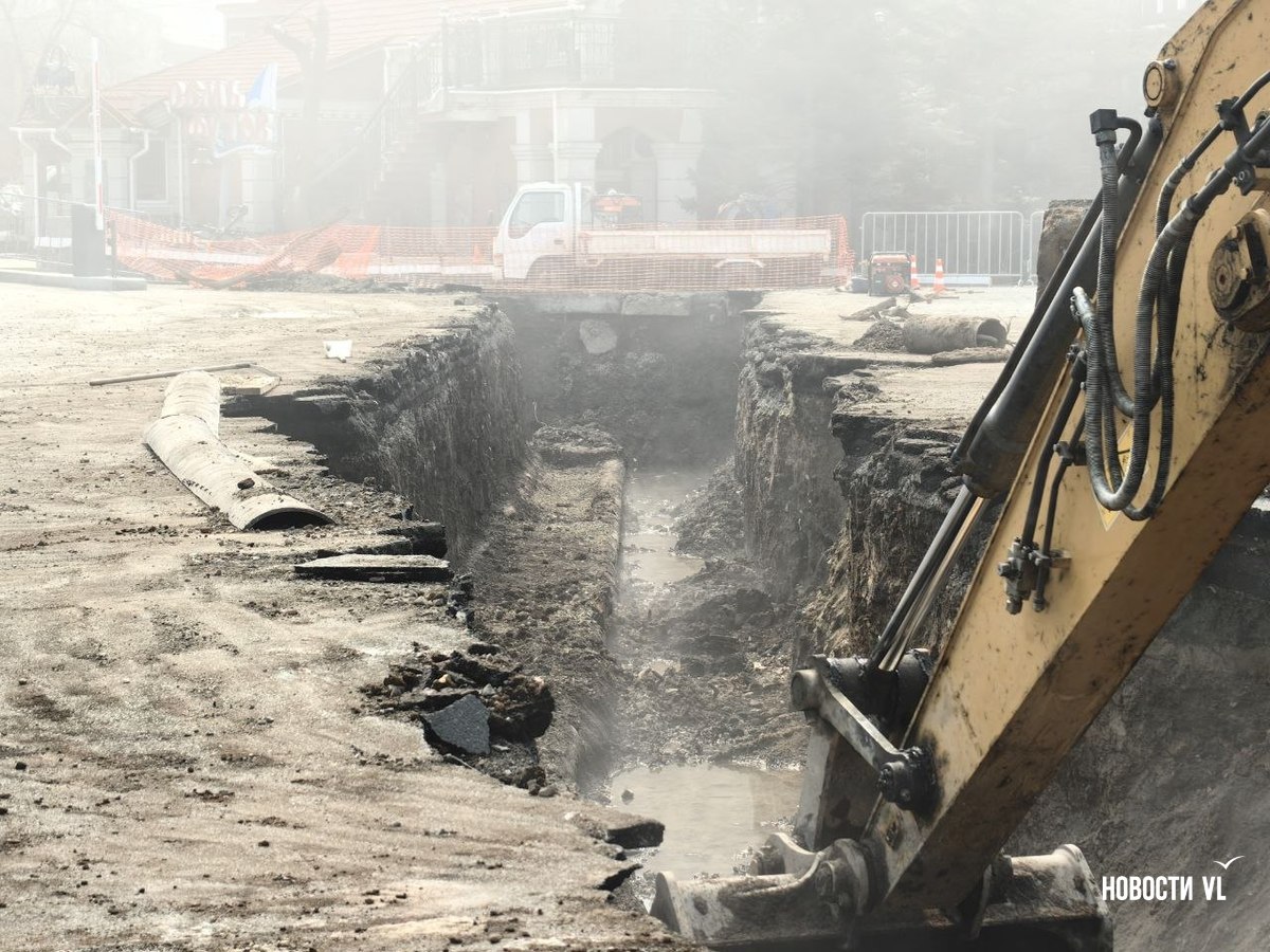 Парковку возле яхт-клуба «Семь футов» на Эгершельде перекопали до конца июля ради замены 50 м канализации Парковку возле яхт-клуба «Семь футов» на Эгершельде перекопали до конца июля ради замены 50 м канализации