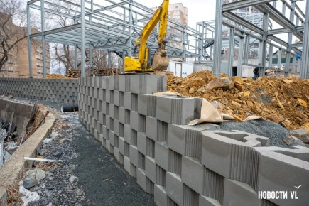 «Конкуренция заставляет шевелиться»: как во Владивостоке строят подпорные стены из гравиблоков местного производства