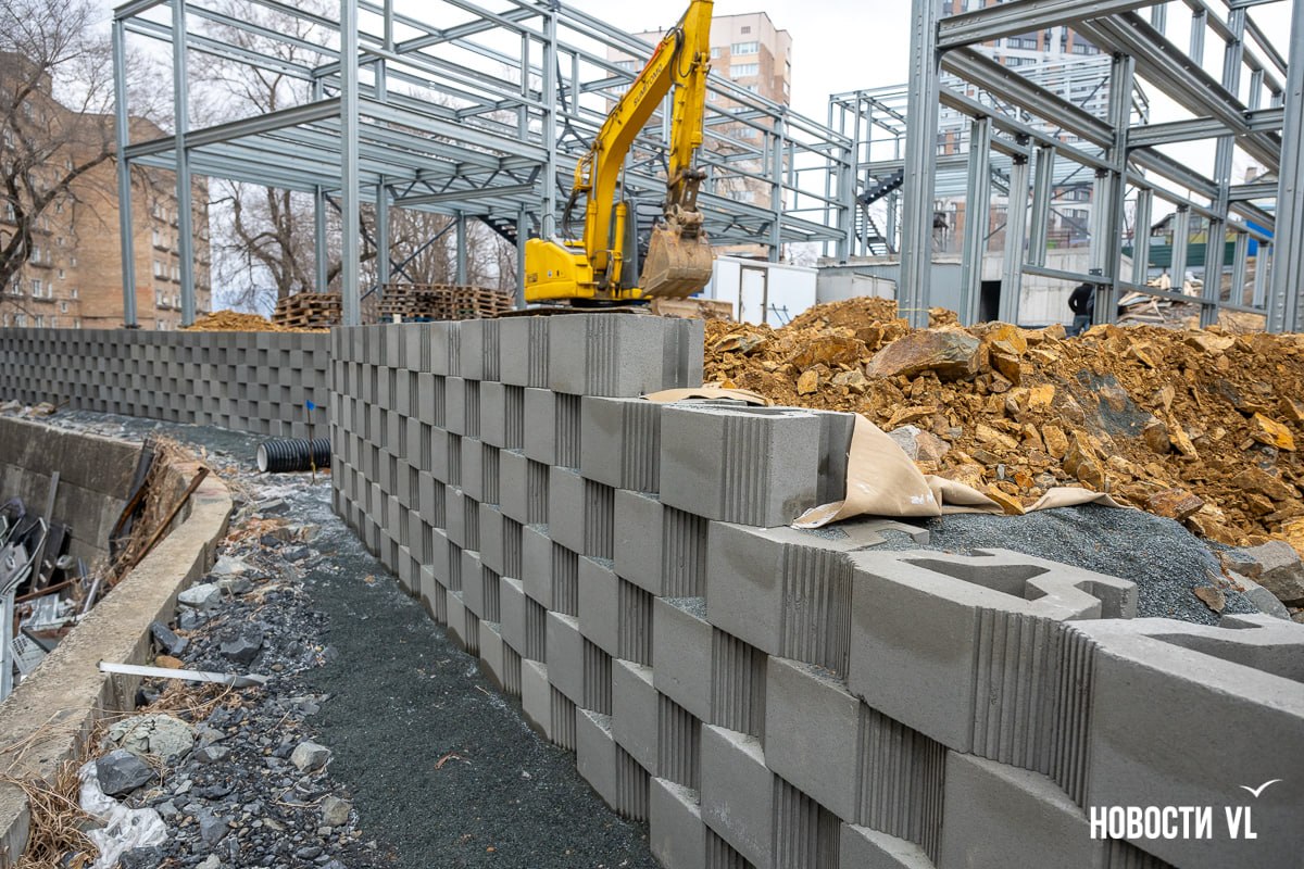 «Конкуренция заставляет шевелиться»: как во Владивостоке строят подпорные стены из гравиблоков местного производства