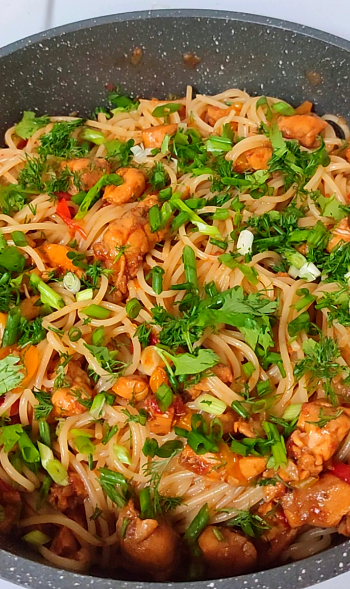 Кулинарный хит: спагетти с курицей в кисло-сладком соусе на скорую руку