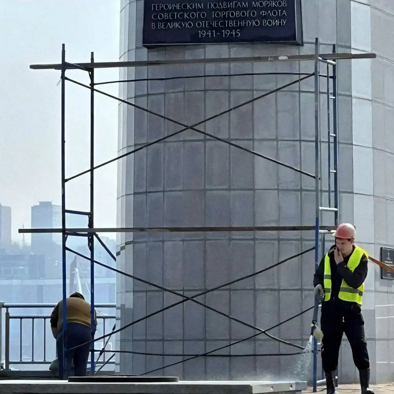 Во Владивостоке начались сезонные работы по уходу за памятниками и мемориалами Во Владивостоке начались сезонные работы по уходу за памятниками и мемориалами