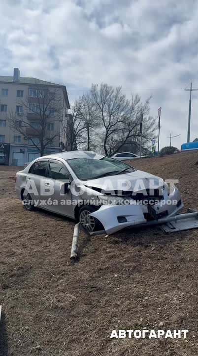 В районе Фирсовской развязки водитель за рулём Toyota Corolla Axio съехал с дороги на косогор, снеся при этом дорожные знаки