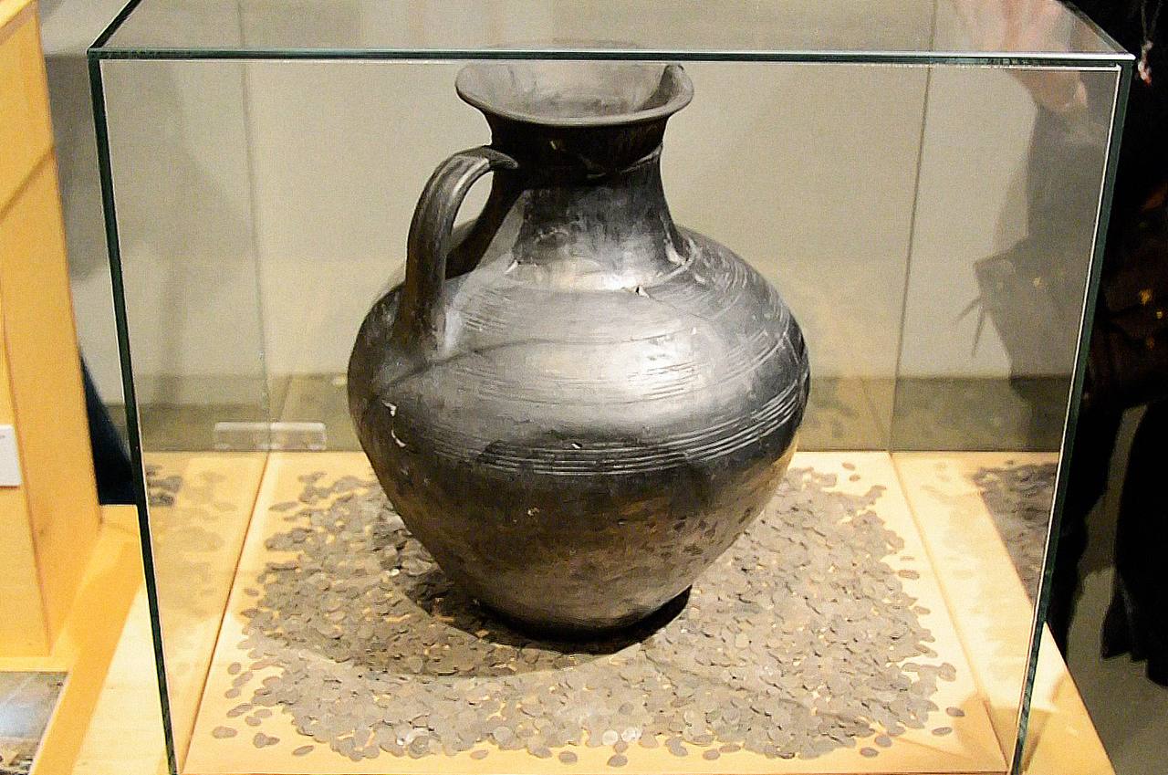 В Музее Москвы состоялась торжественная презентация клада серебряных монет, найденных на Берсеневской набережной В Музее Москвы состоялась торжественная презентация клада серебряных монет, найденных на Берсеневской набережной