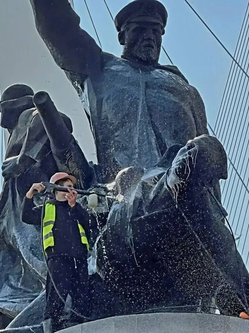 Во Владивостоке начались сезонные работы по уходу за памятниками и мемориалами