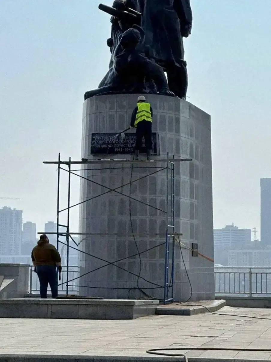 Во Владивостоке начались сезонные работы по уходу за памятниками и мемориалами
