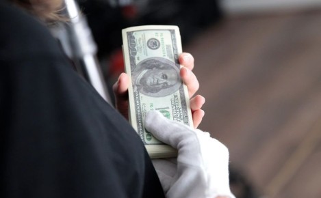 Подростки нашли в центре Москвы сумку с 88 тысячами долларов