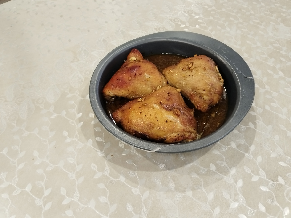 Нежные куриные бёдра, запечённые с медом и соевым соусом