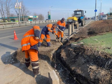 Дорожники «СГТ» восстанавливают бордюр на проспекте 100-летия Владивостока
