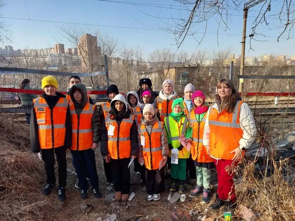 Транспортная полиция и школьники провели акцию «Безопасный переход» во Владивостоке