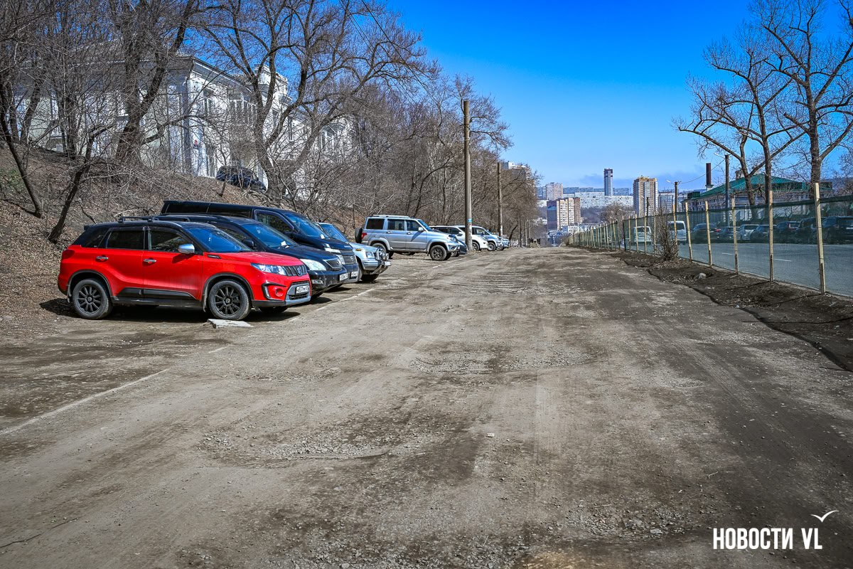 Будущую аллею на Ивановской во Владивостоке закрывают забором и разгоняют отсюда автомобили Будущую аллею на Ивановской во Владивостоке закрывают забором и разгоняют отсюда автомобили