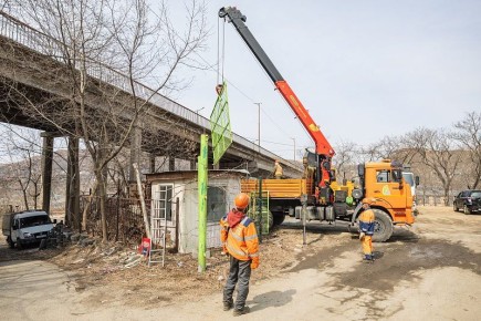Во Владивостоке начали сносить незаконные объекты под Рудневским мостом