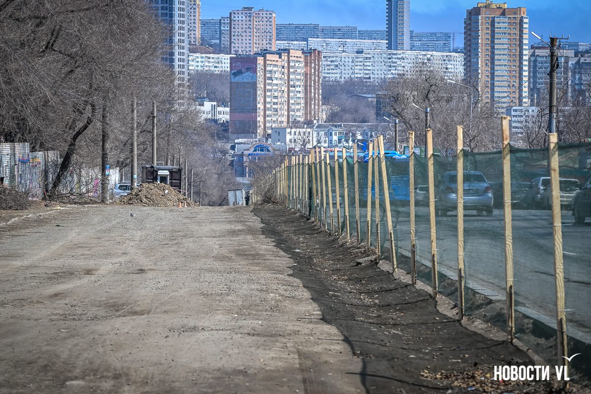 Будущую аллею на Ивановской во Владивостоке закрывают забором и разгоняют отсюда автомобили Будущую аллею на Ивановской во Владивостоке закрывают забором и разгоняют отсюда автомобили