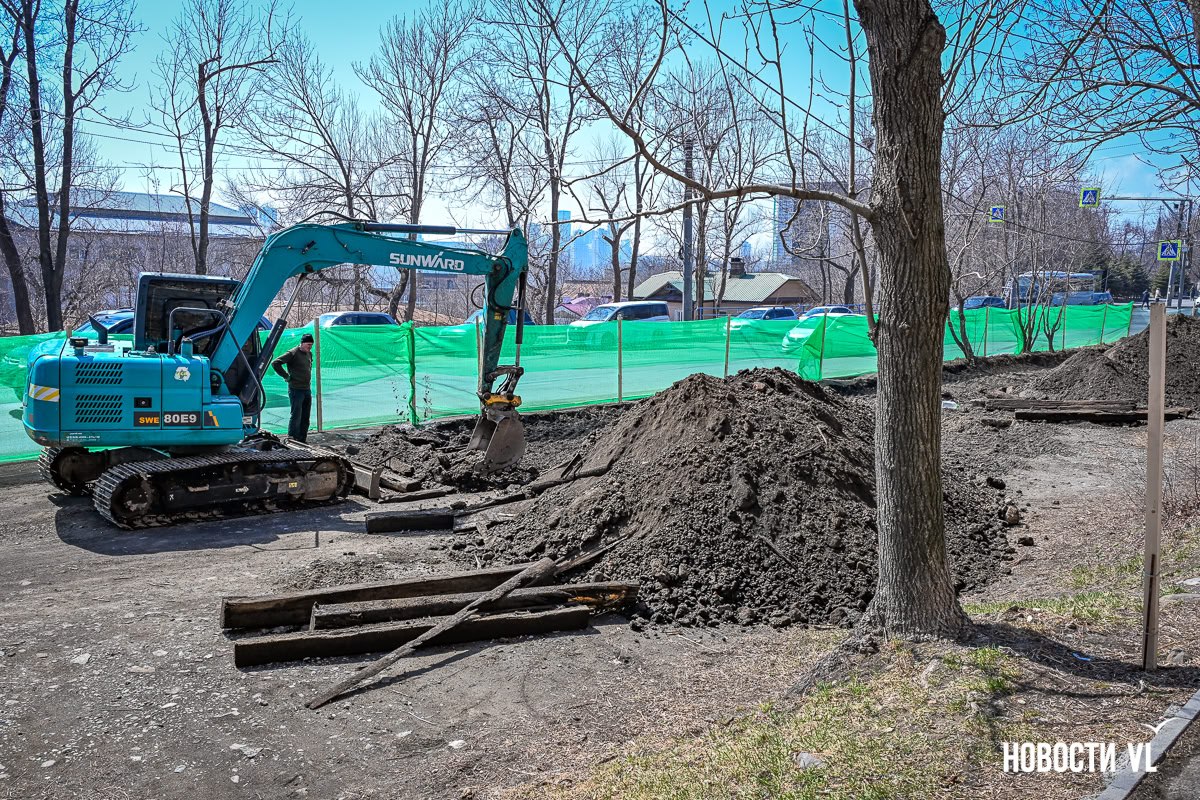 Будущую аллею на Ивановской во Владивостоке закрывают забором и разгоняют отсюда автомобили Будущую аллею на Ивановской во Владивостоке закрывают забором и разгоняют отсюда автомобили