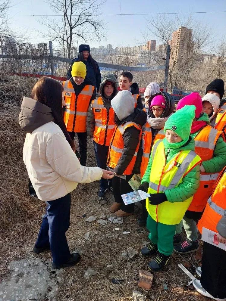 Транспортная полиция и школьники провели акцию «Безопасный переход» во Владивостоке Транспортная полиция и школьники провели акцию «Безопасный переход» во Владивостоке