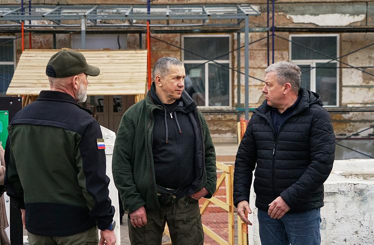 В 22 населенных пунктах Донецкой Народной Республики, где проживает 205 тысяч человек, продолжается активное восстановление социальной инфраструктуры при участии дальневосточных регионов