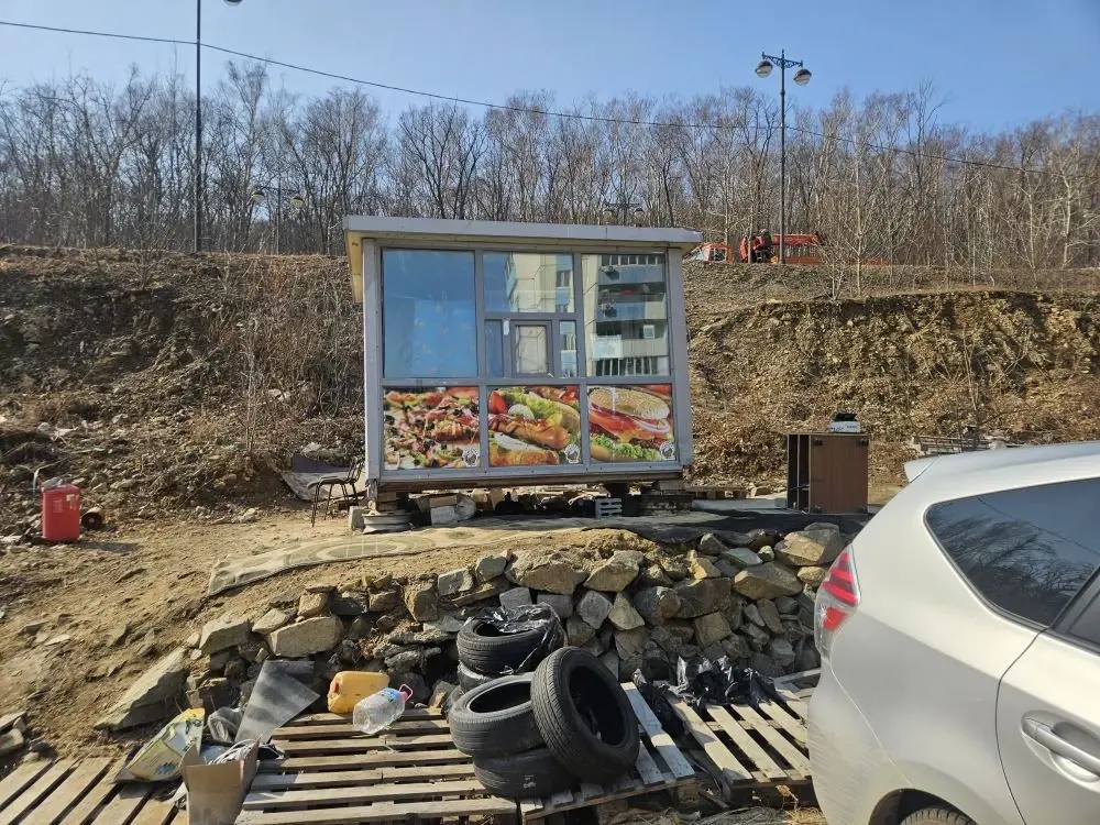 На улице Адмирала Смирнова демонтировали сторожку незаконной парковки, но автовозы не исчезли На улице Адмирала Смирнова демонтировали сторожку незаконной парковки, но автовозы не исчезли