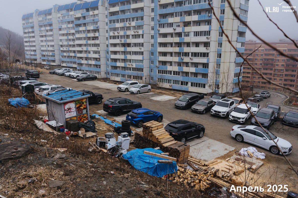 На улице Адмирала Смирнова демонтировали сторожку незаконной парковки, но автовозы не исчезли На улице Адмирала Смирнова демонтировали сторожку незаконной парковки, но автовозы не исчезли
