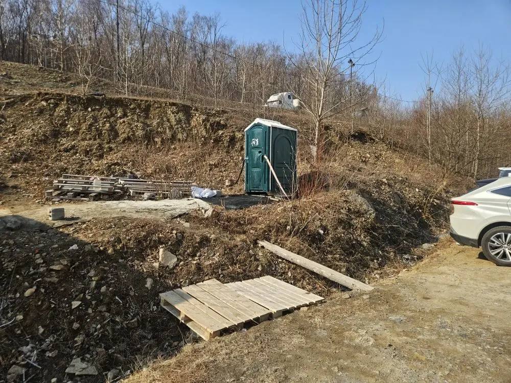 На улице Адмирала Смирнова демонтировали сторожку незаконной парковки, но автовозы не исчезли На улице Адмирала Смирнова демонтировали сторожку незаконной парковки, но автовозы не исчезли