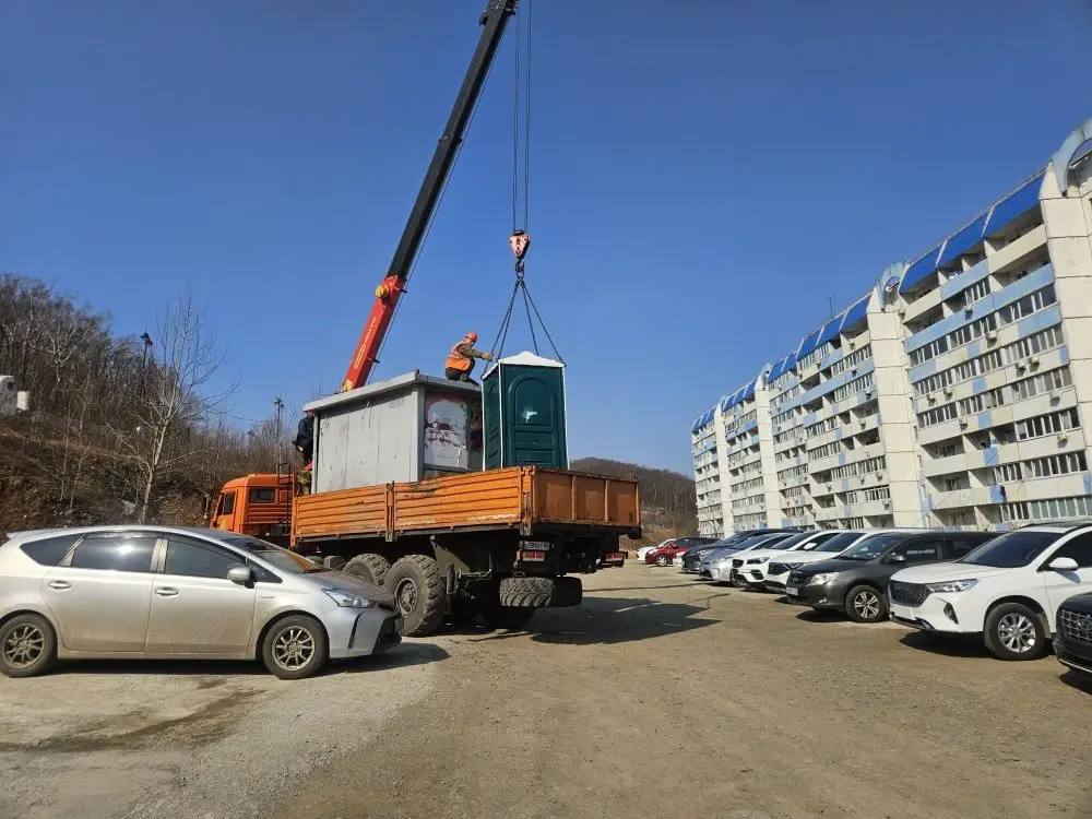 На улице Адмирала Смирнова демонтировали сторожку незаконной парковки, но автовозы не исчезли