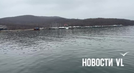 Читатели Новостей VL сегодня заметили нефтепродукты на поверхности воды на Русском острове