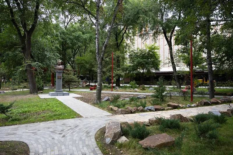 Сквер имени Кутузова в районе Русской, 46 стал комфортнее для жителей и гостей Владивостока Сквер имени Кутузова в районе Русской, 46 стал комфортнее для жителей и гостей Владивостока