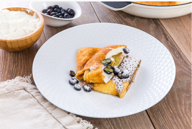 Нежные блинчики с творожным кремом и свежей голубикой