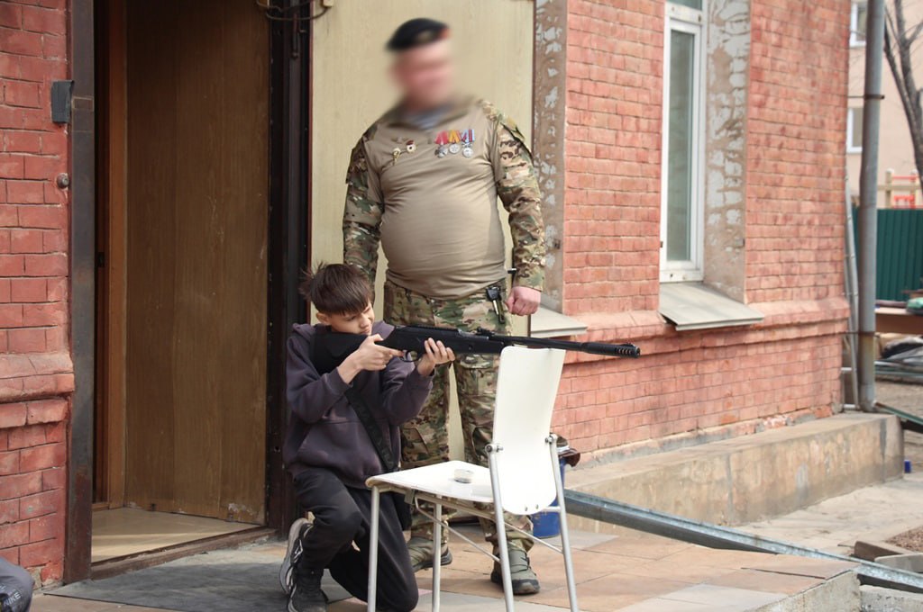 Школьники Уссурийска на каникулах изучили военное дело под руководством силовиков и Общественного совета