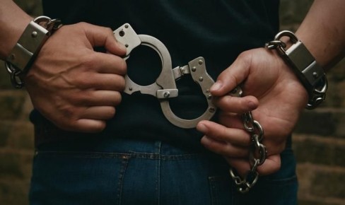 Сотрудники полиции Владивостока оперативно задержали 28-летнего местного жителя, подозреваемого в совершении разбойного нападения