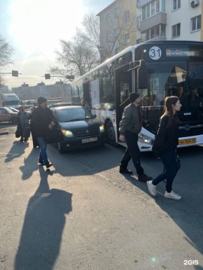 Между Луговой и Гайдамаком возле остановки «Детский сад №154» столкнулись автобус №31 и Toyota ist