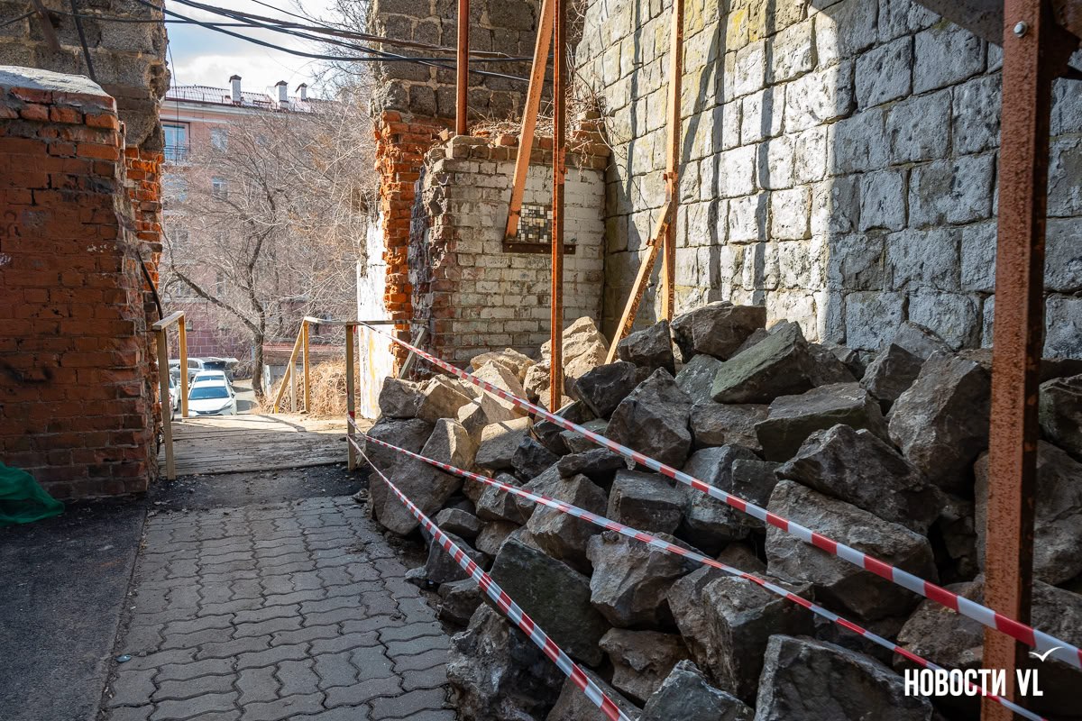Обрушившуюся старинную подпорную стену на Светланской начали ремонтировать Обрушившуюся старинную подпорную стену на Светланской начали ремонтировать