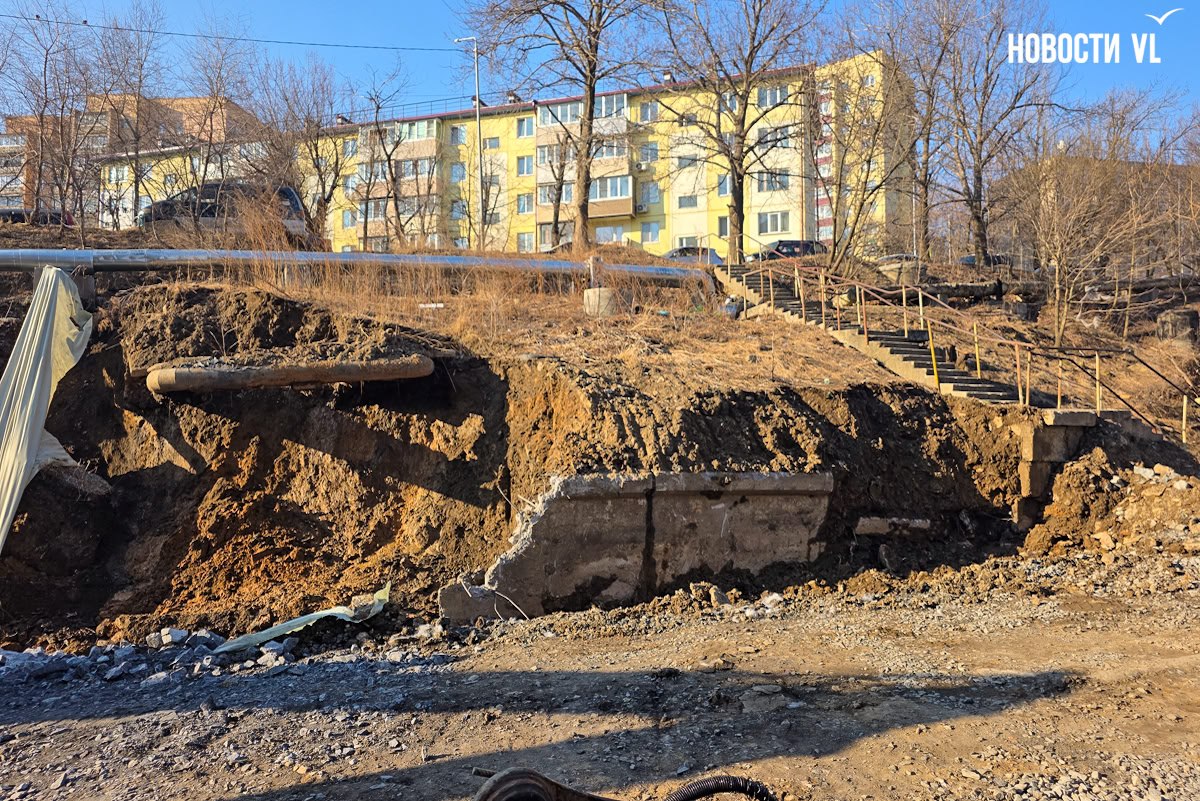 На Монтажной во время ремонта подпорки нашли многолетнюю течь и ищут ещё одну