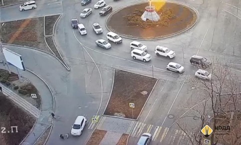 В районе кольца Инструментального завода подросток на электросамокате угодил под колёса автомобиля