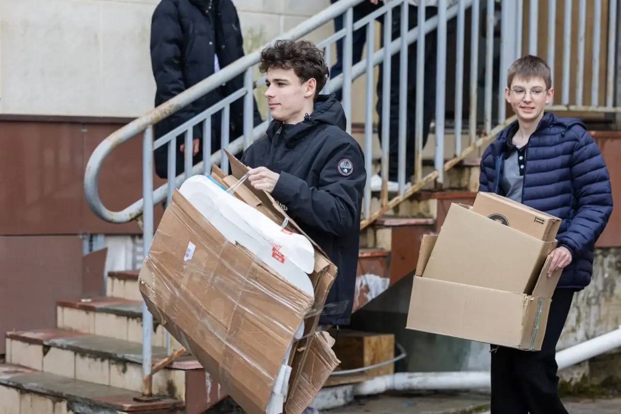 Ненужную бумагу и пластик – на нужное дело: школьники Владивостока собрали более 18 тонн бытовых отходов Ненужную бумагу и пластик – на нужное дело: школьники Владивостока собрали более 18 тонн бытовых отходов