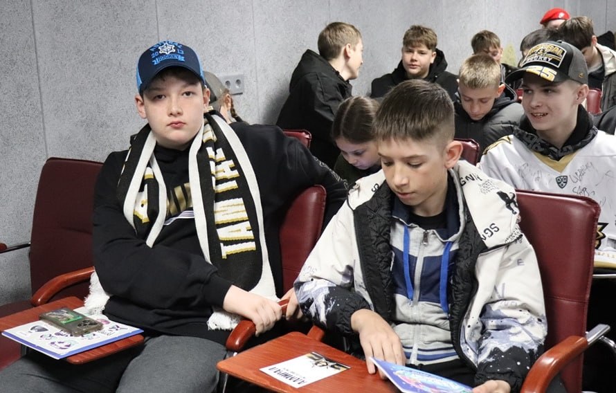 Дети из Хороля и Черниговки побывали на "Фетисов Арене" и встретились с хоккеистами "Адмирала" Дети из Хороля и Черниговки побывали на "Фетисов Арене" и встретились с хоккеистами "Адмирала"