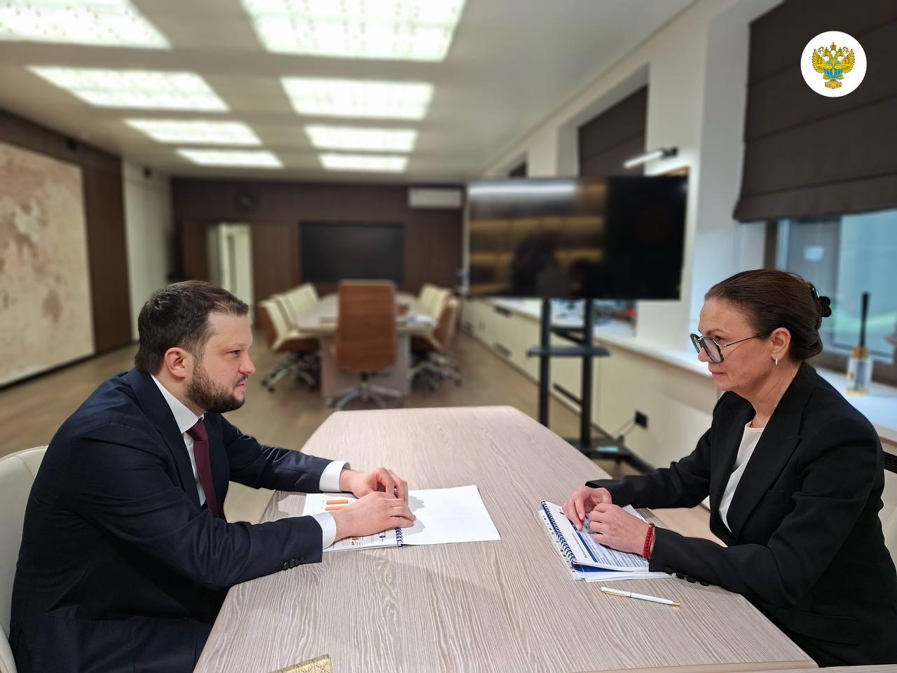 Дмитрий Ядров провел встречу с главврачом подведомственной агентству ЦКБ ГА Натальей Забродиной, чтобы обсудить текущее состояние дел больницы и предстоящие задачи по медицинскому обслуживанию авиаперсонала