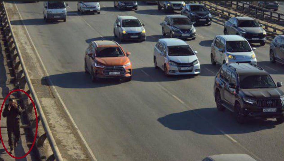 Во Владивостоке отменили штраф водителя из-за телефона в руках пешехода