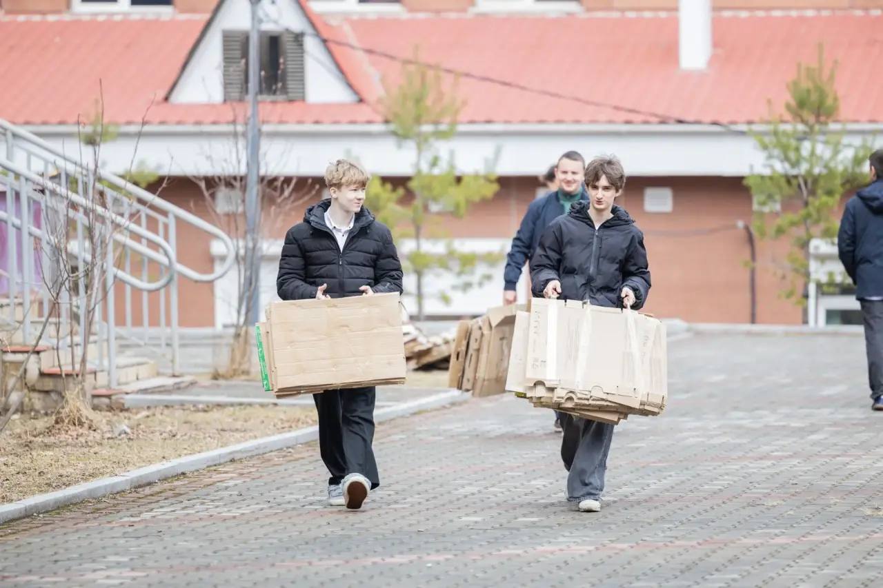 Ненужную бумагу и пластик – на нужное дело: школьники Владивостока собрали более 18 тонн бытовых отходов Ненужную бумагу и пластик – на нужное дело: школьники Владивостока собрали более 18 тонн бытовых отходов