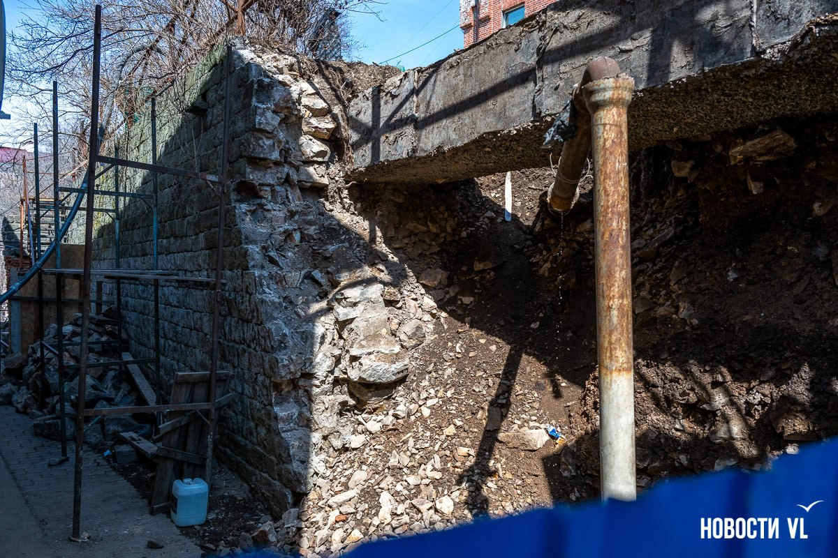 Обрушившуюся старинную подпорную стену на Светланской начали ремонтировать Обрушившуюся старинную подпорную стену на Светланской начали ремонтировать