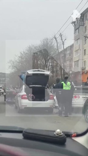 Водитель фуры протаранил припаркованные автомобили во Владивостоке