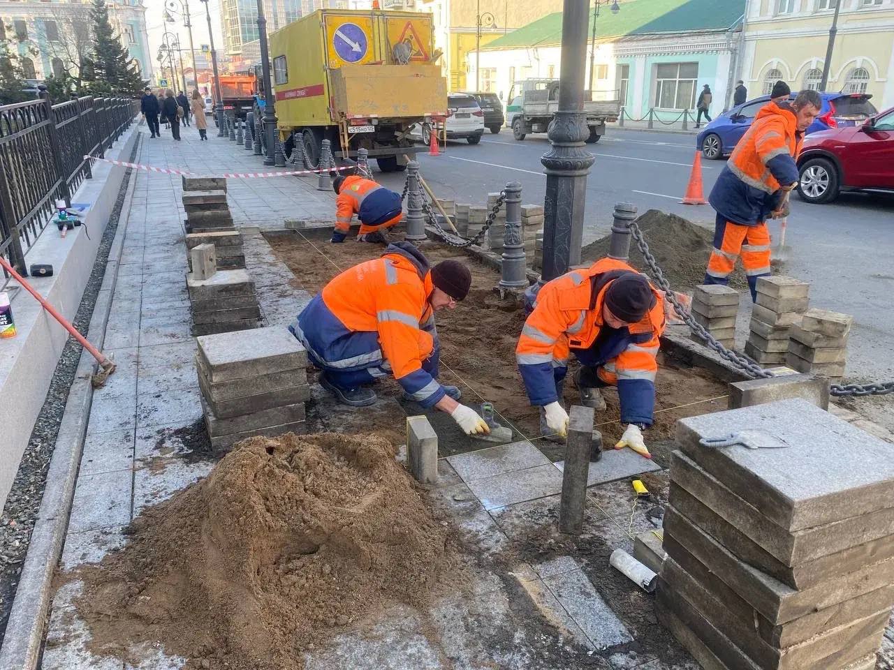 Дорожники «СГТ» восстанавливают брусчатку в центре Владивостока Дорожники «СГТ» восстанавливают брусчатку в центре Владивостока
