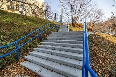 Во Владивостоке продолжается масштабная замена устаревших лестниц — сейчас капитальный ремонт ведётся сразу по 10 адресам